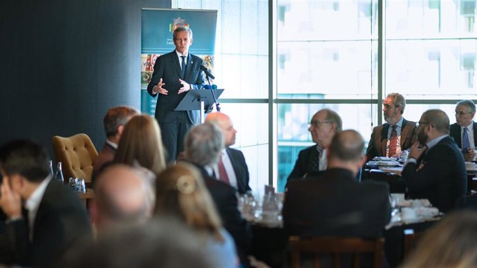 Rueda participa en un desayuno con miembros de la Cámara de Comercio e Industria Luso Española.