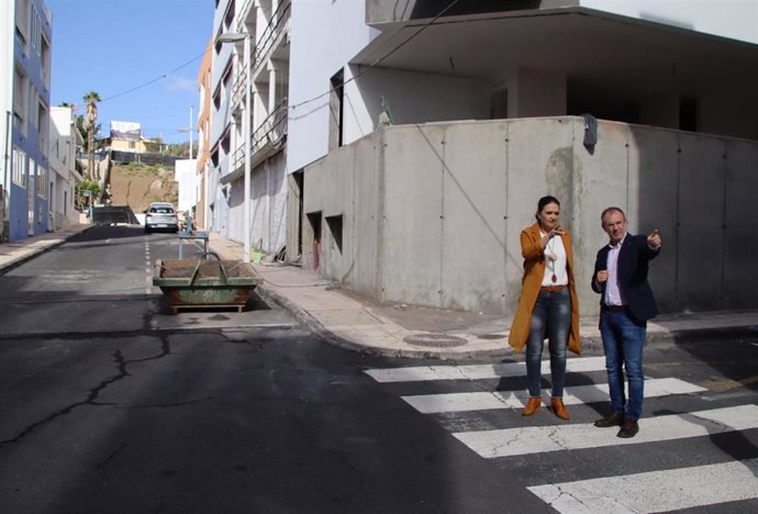 El presidente del Cabildo de La Palma, Sergio Rodríguez, visita el pueblo de Puerto Naos