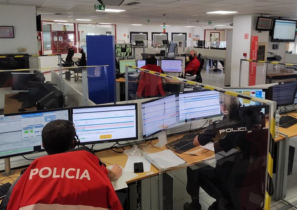 Archivo - Sala operativa del 112 en Las Palmas