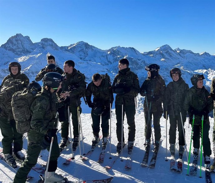 La Princesa de Asturias junto a sus compañeros de la Academia de Zaragoza en el Pirineo aragonés