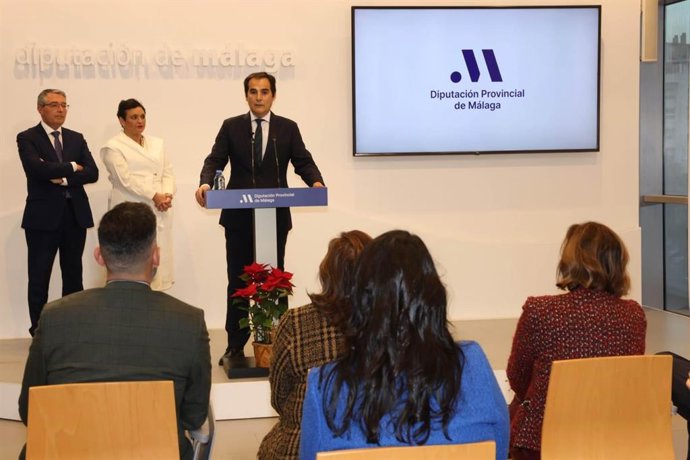 El consejero de Justicia, Administración Local y Función Pública, José Antonio Nieto, firma un acuerdo a tres bandas con el Ayuntamiento de Torremolinos y la Diputación de Málaga para la construcción de juzgados. (Foto de archivo).