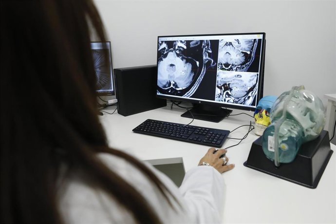 Archivo - Una médico empleando tecnología