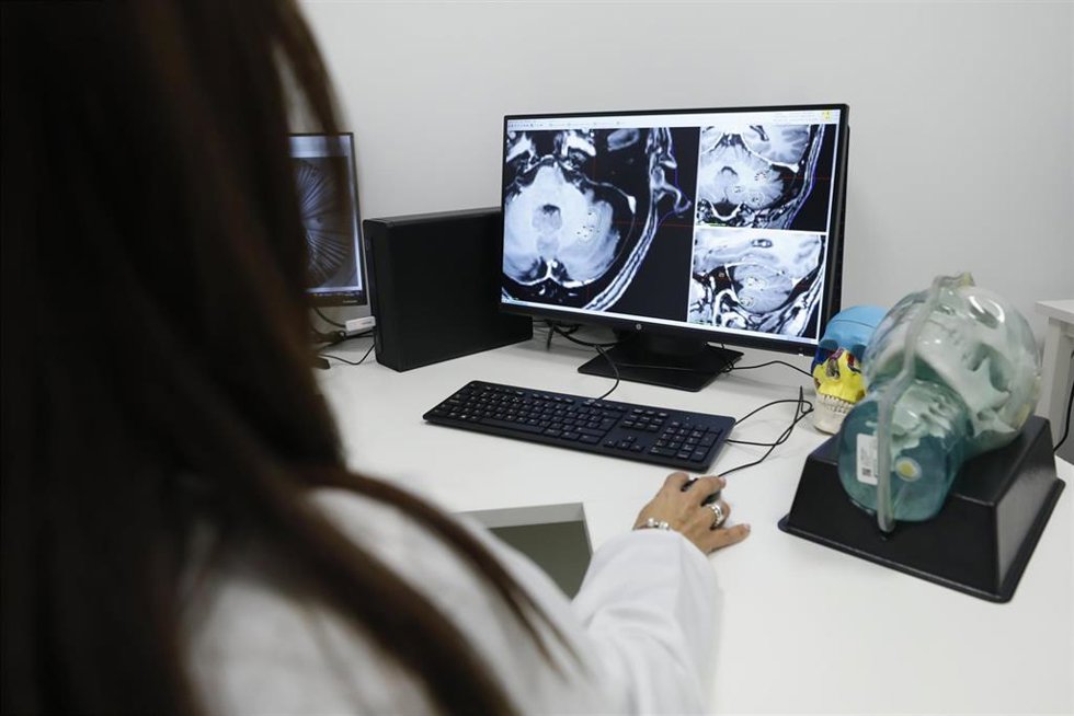 Archivo - Una médico empleando tecnología