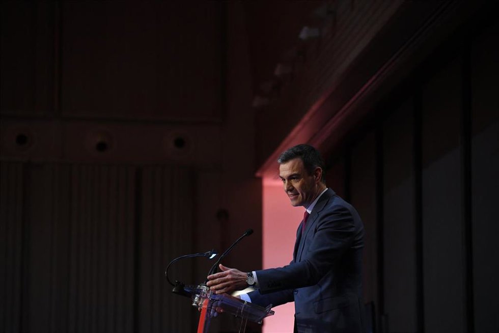 El presidente del Gobierno, Pedro Sánchez, interviene en el homenaje a Jerónimo Saavedra, en el Teatro Real, a 18 de diciembre de 2023, en Madrid (España).