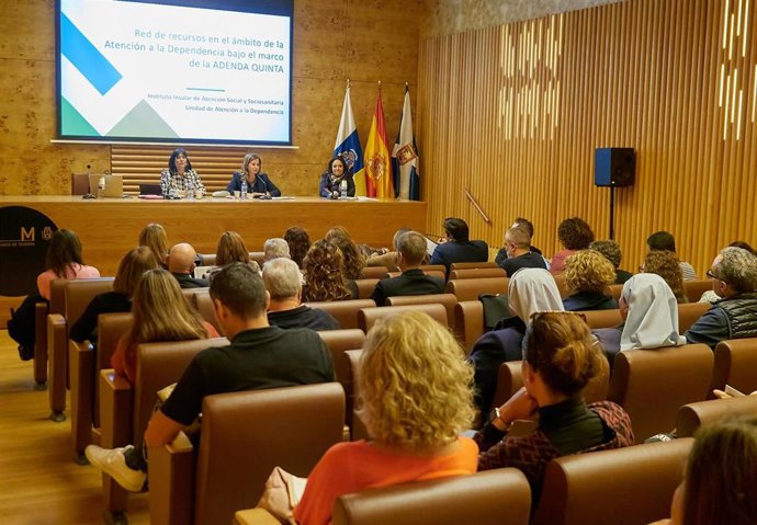 La consejera de Acción Social, Águeda Fumero, durante una jornada técnica con las entidades del tercer sector de toda la isla, representantes de ayuntamientos, operadores concesionarios de servicios públicos y organizaciones que forman parte del convenio