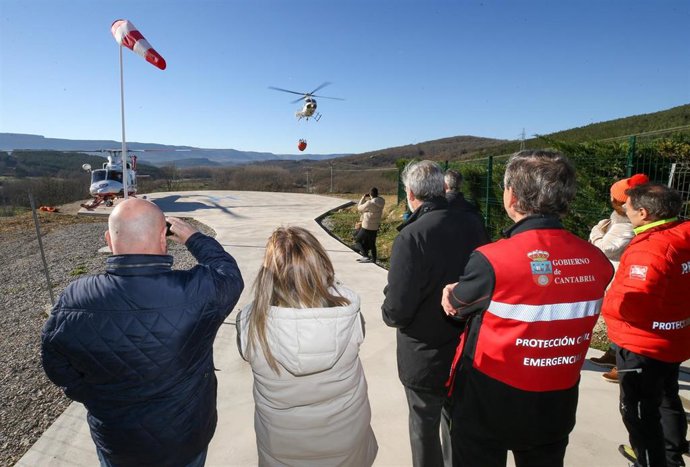 Valderredible inaugura la nueva helisuperficie