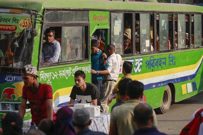 Archivo - Fotografía de archivo de un autobús en Bangladesh