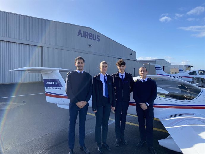 Cadetes de Airbus Flight Academy junto a uno de los nuevos aviones Elixir de su flota.