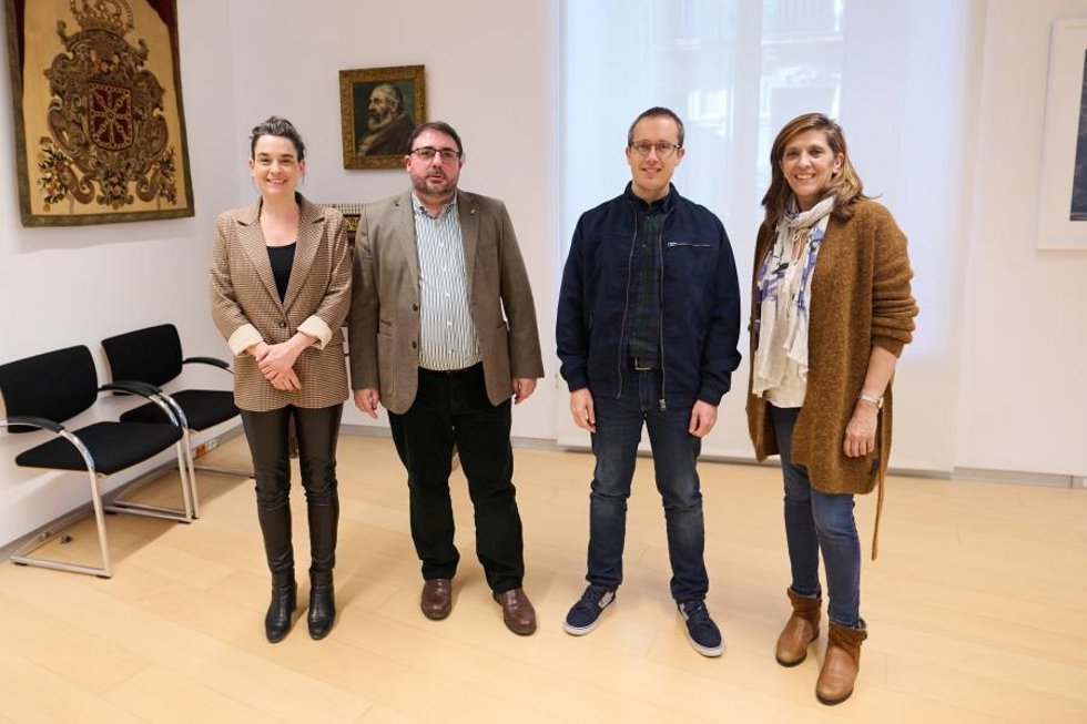 El presidente del Parlamento de Navarra, Unai Hualde, y el secretario segundo, Mikel Zabaleta, reciben a Begoña Alfaro, vicepresidenta tercera del Gobierno de Navarra, y Marisol de la Nava, directora general de Políticas Migratorias.
