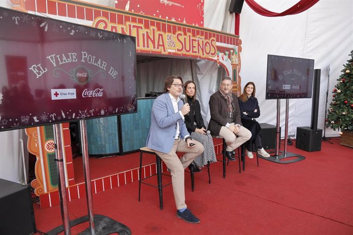 Pedro Fernández, Carmen Sanz, Carlos Chana y Esther Morillas durante el acto de presentación de la colaboración entre Coca-Cola y Cruz Roja durante esta Navidad.