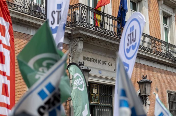 Archivo - Carteles frente al Ministerio de Justicia durante una manifestación convocada por los sindicatos, a 27 de junio de 2023, en Madrid (España). 