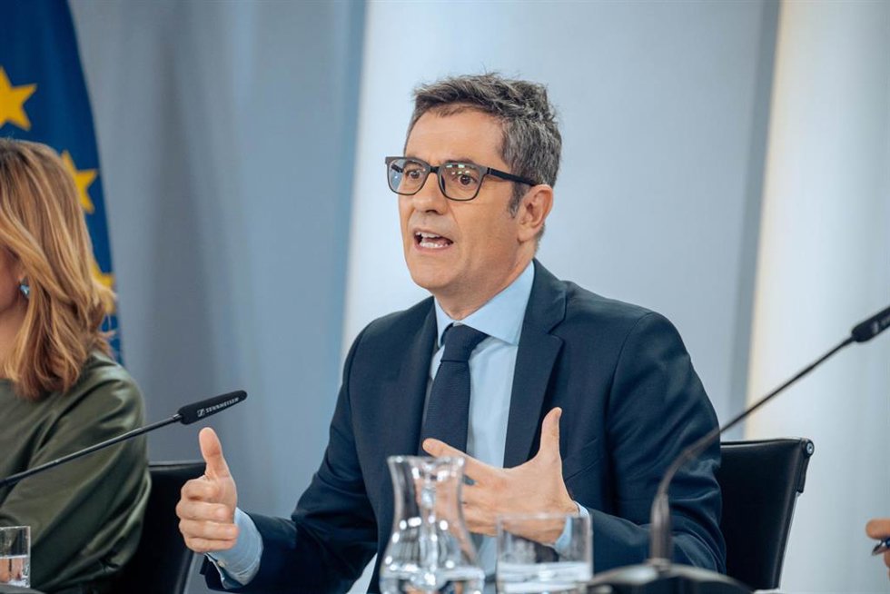 El ministro de la Presidencia, Relaciones con las Cortes y Justicia, Félix Bolaños, durante una rueda de prensa posterior a la reunión del Consejo de Ministros, en el Palacio de la Moncloa, a 19 de diciembre de 2023, en Madrid (España). 