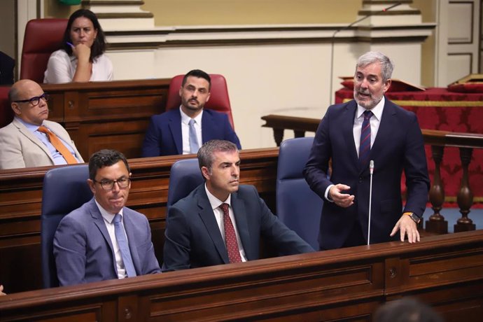 Archivo - El presidente de Canarias, Fernando Clavijo, interviene en la sesión de control al Gobierno en el Pleno del Parlamento de Canarias