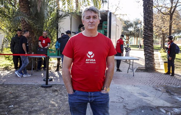 El responsable de la 'Fundación Ayuda a una Familia', Conor Louis Hannah, posa para Europa Press durante el reparto de alimentos a personas sin recursos, en el viejo cauce del río Turia, a 19 de diciembre de 2023,