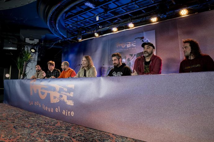 El cantante Robe Iniesta (4d) y el resto de integrantes del grupo 'ROBE' durante una rueda de prensa por el lanzamiento de su nuevo disco, a 19 de diciembre de 2023, en Madrid (España). Se nos lleva el aire es el cuarto álbum de estudio de Robe en sol