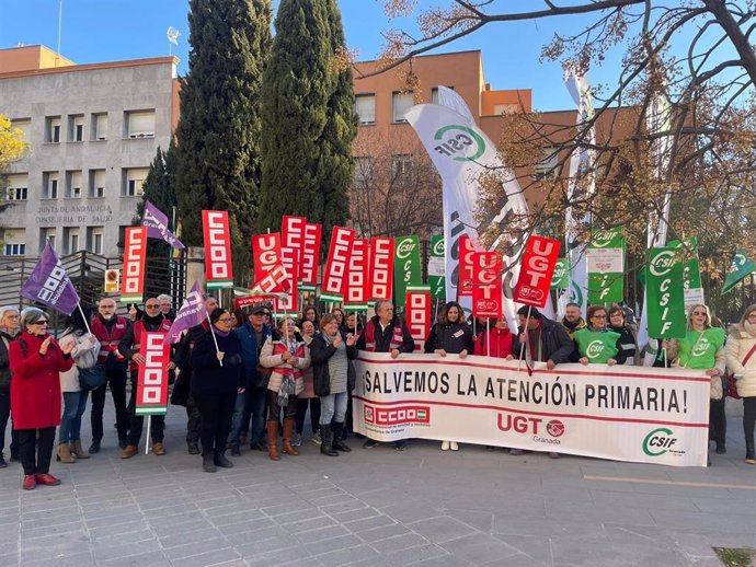 Archivo - Concentración de sindicatos ante la Delegación de Salud de la Junta en Granada, en imagen de archivo