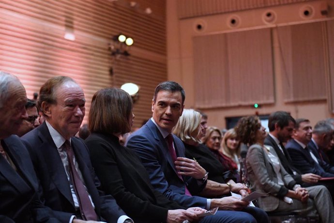 El presidente del Gobierno, Pedro Sánchez (3i), durante el homenaje a Jerónimo Saavedra, en el Teatro Real, a 18 de diciembre de 2023, en Madrid (España).