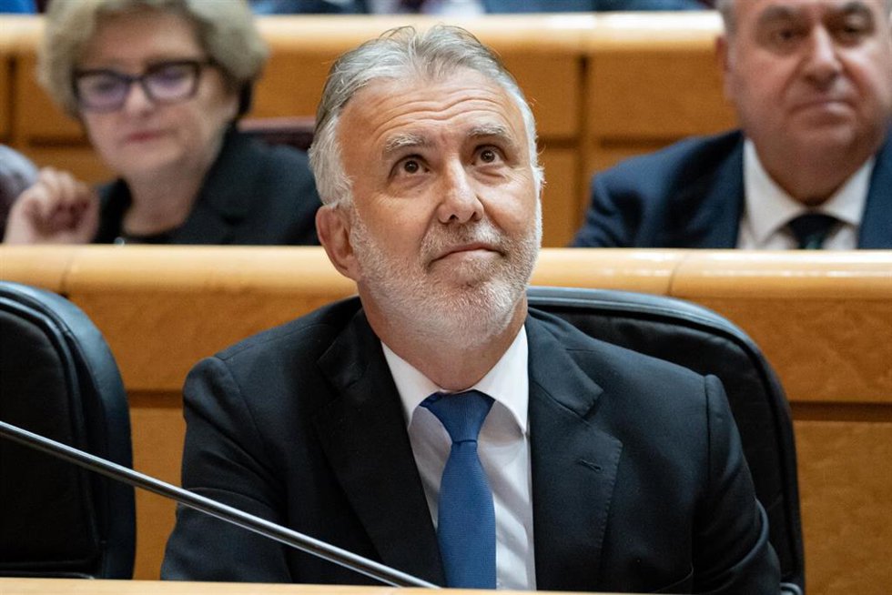 El ministro de Política Territorial y Memoria Democrática, Ángel Víctor Torres, durante una sesión plenaria del Senado, a 12 de diciembre de 2023, en Madrid (España). Tras el Pleno del Congreso donde se ha realizado el primer debate de la proposición de