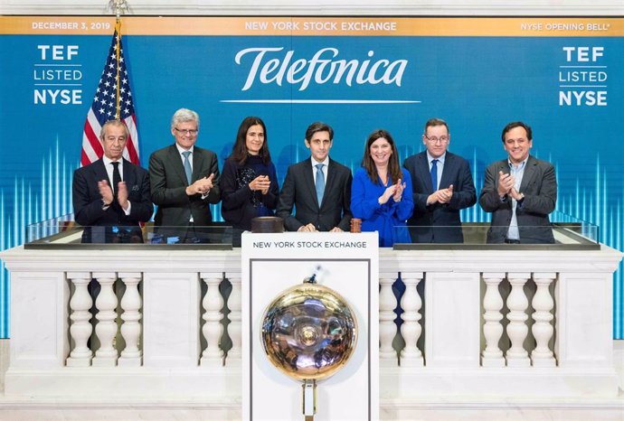 Archivo - El presidente ejecutivo de Telefónica, José María Álvarez-Pallete, protagoniza el "toque de campana" con el que se inicia la jornada bursátil en la Bolsa de Nueva York