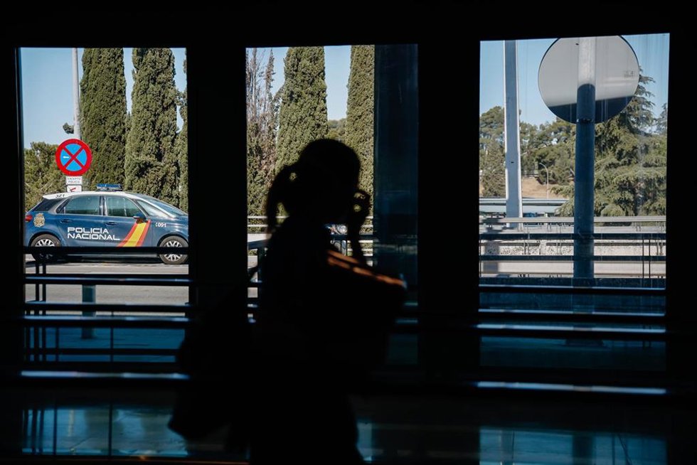 Archivo - Un vehículo de la Policía Nacional en el exterior del aeropuerto de Madrid-Barajas