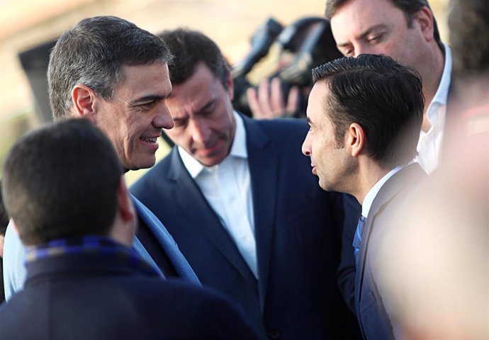 El presidente de Navantia, Ricardo Domínguez (d), y el presidente del Gobierno, Pedro Sánchez (i), visitan las instalaciones del astillero de Navantia, a 16 de diciembre de 2023, en Ferrol, A Coruña, Galicia (España). El acto incluye la asistencia al co