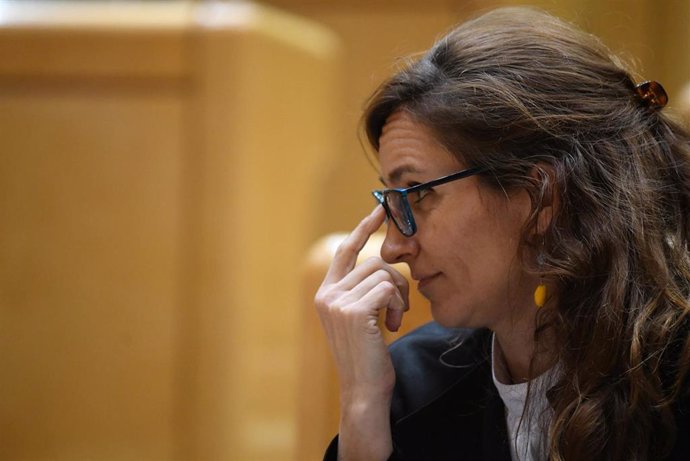 La ministra de Sanidad, Mónica García, durante el pleno en el Senado.