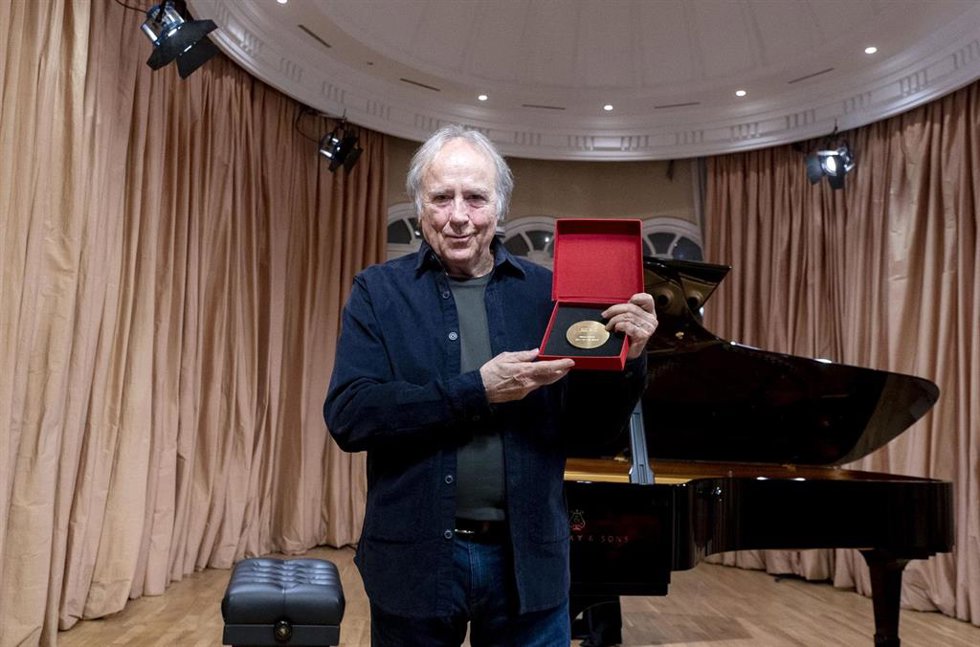 El cantautor Joan Manuel Serrat recibe la Medalla de Honor de la SGAE, en la sede de la SGAE en Madrid, a 12 de diciembre de 2023, en Madrid (España). 