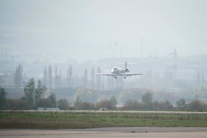 El avión a su llegada al Aeropuerto Internacional de Vitoria-Foronda, a 26 de noviembre de 2023, en Vitoria-Gasteiz, Álava, País Vasco (España).