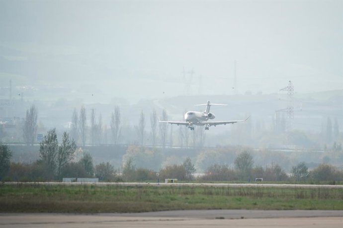 El avión a su llegada al Aeropuerto Internacional de Vitoria-Foronda, a 26 de noviembre de 2023, en Vitoria-Gasteiz, Álava, País Vasco (España).