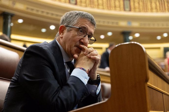 El portavoz del PSOE en el Congreso, Patxi López, durante una sesión plenaria, en el Congreso de los Diputados, a 12 de diciembre de 2023, en Madrid (España).