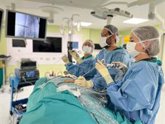 Foto: Neurocirujanos de HM Nou Delfos intervienen una hernia discal lumbar mediante una avanzada técnica