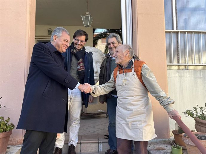 Sanz visita en Madrid al pintor Antonio López.
