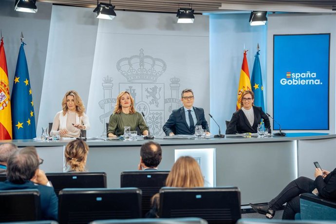 (I-D) La vicepresidenta segunda y ministra de Trabajo, Yolanda Díaz; la ministra Portavoz y ministra de Educación, Formación Profesional y Deporte, Pilar Alegría; el ministro de la Presidencia, Relaciones con las Cortes y Justicia, Félix Bolaños y la mi