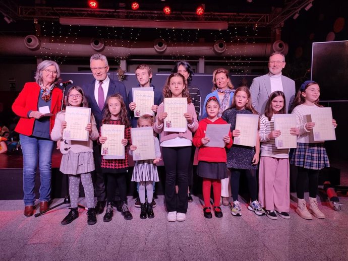 El alcalde de Logroño entrega el primer premio del 37º Concurso de Tarjetas Navideñas a la alumna Julia Romero
