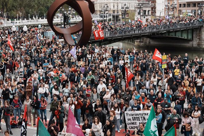 Archivo - Cientos de personas protestan durante una manifestación con motivo de la huelga del sector público, a 25 de octubre de 2023, en Bilbao
