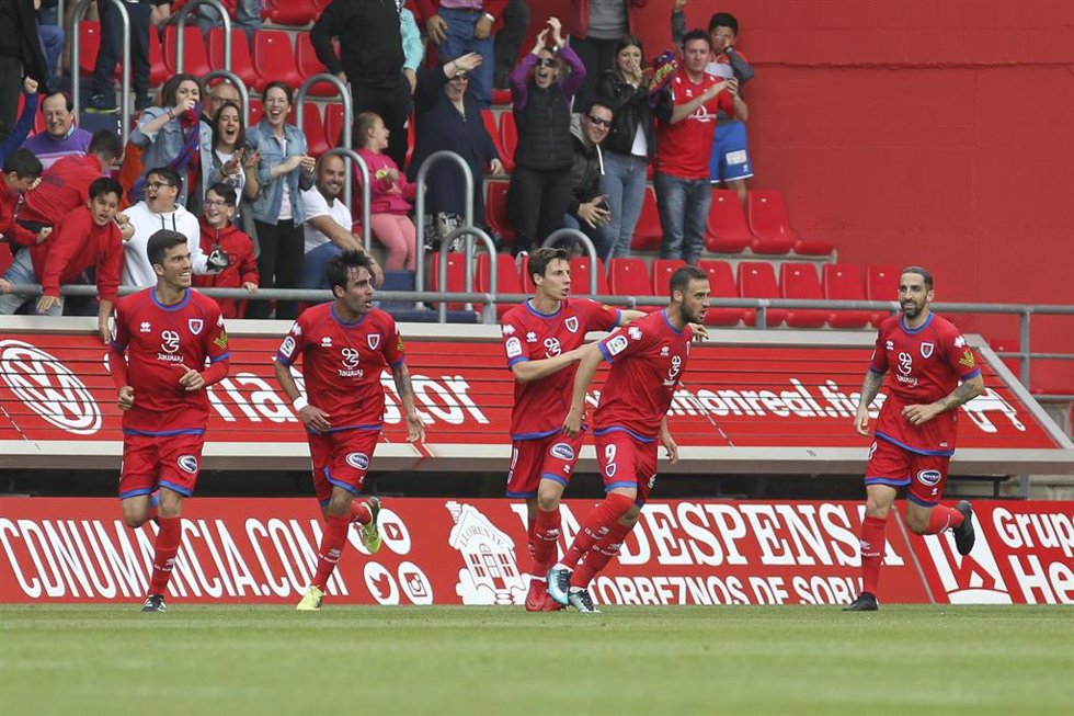 Archivo - Varios futbolistas del Numancia celebran un gol.