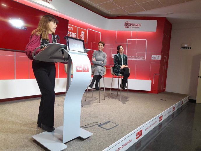La secretaria general del PSN de Pamplona, Maite Esporrín, interviene junto a la secretaria general del PSN, María Chivite, y la portavoz del grupo municipal socialista en el Ayuntamiento de Pamplona, Marina Curiel