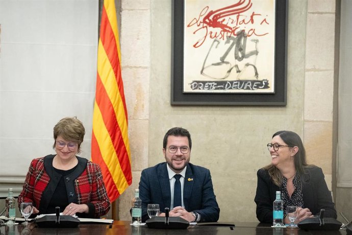 (I-D) La consellera de Educación de la Generalitat, Anna Simó; el presidente de la Generalitat de Catalunya, Pere Aragons y la secretaria general de Educación, Patricia Gomá, durante una reunión con los presidentes de los grupos parlamentarios
