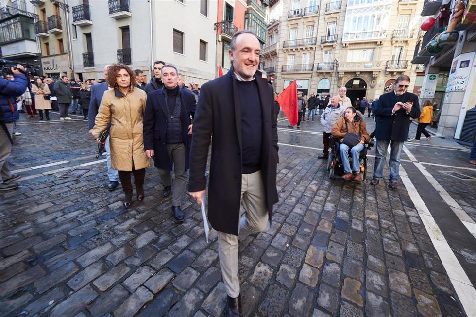 El presidente de UPN, Javier Esparza, durante una manifestación contra la moción de censura, a 17 de diciembre de 2023, en Pamplona, Navarra (España). El líder del Partido Popular ha visitado hoy Pamplona para pedir al PSOE que abandone el pacto que ha 