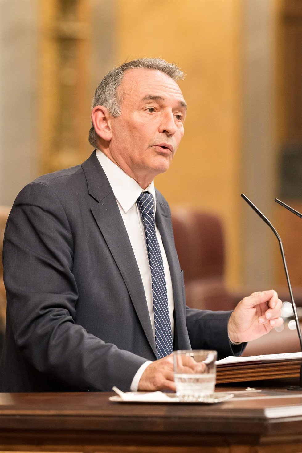 El secretario general del PCE en España, portavoz parlamentario de IU y diputado de Sumar, Enrique Santiago, interviene durante un pleno en el Congreso de los Diputados, a 19 de diciembre de 2023, en Madrid (España). El Pleno del Congreso tiene previsto