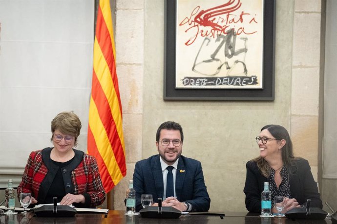 (I-D) La consellera d'Educació de la Generalitat, Anna Simó; el president de la Generalitat de Catalunya, Pere Aragons i la secretria general d'Educació, Patricia Gomá, durant una reunió amb els presidents dels grups parlamentaris, a 19 de d