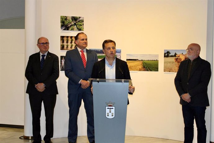El alcalde de Albacete, Manuel Serrano, inaugura la muestra fotográfica 'Un Año en Imágenes'.
