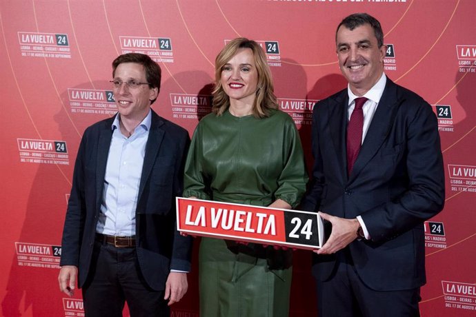 Javier Guillén junto a Pilar Alegría y José Luis Martínez-Almeida durante la presentación de La Vuelta 2024