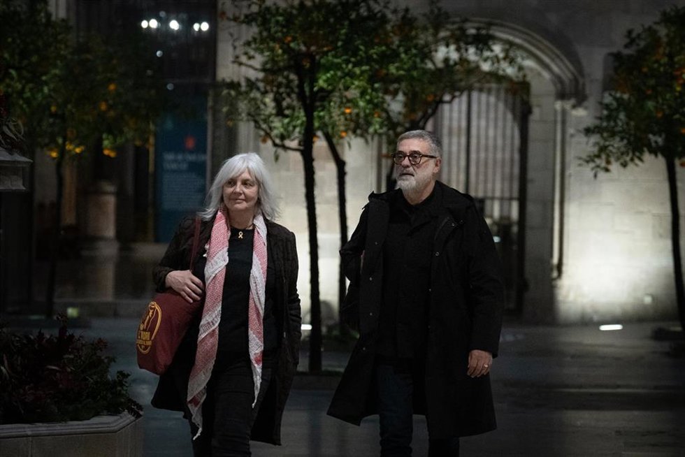 La presidenta de la CUP en el Parlament, Dolors Sabater y el diputado de la CUP, Carles Riera, a su llegada a una reunión con los presidentes de los grupos parlamentarios, a 19 de diciembre de 2023, en Barcelona