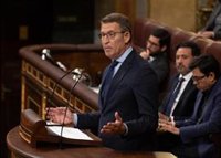 Feijóo acusa a Sánchez de ser "soberbio" con el PP pero "sumiso" con Puigdemont, al aceptar verse "fuera de España"