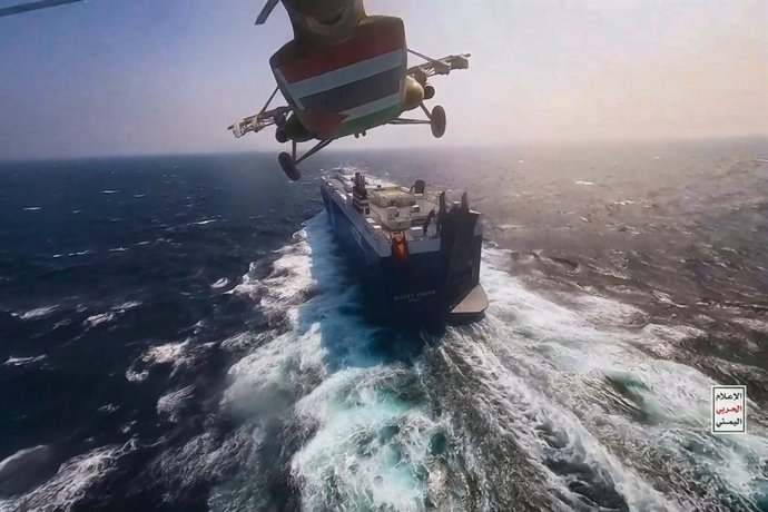 FILED - 19 November 2023, ---: A handout photo, made available on 21 November 2023, by the Houthi Military Media Center, depicts Houthi helicopter flying over the cargo ship 'Galaxy Leader' as they seize it in the Red Sea off the coast of Hodeidah. Iran-b