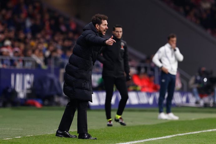 Diego Pablo Simeone da instrucciones durante el Atlético de Madrid-Getafe de LaLiga EA Sports 23-24