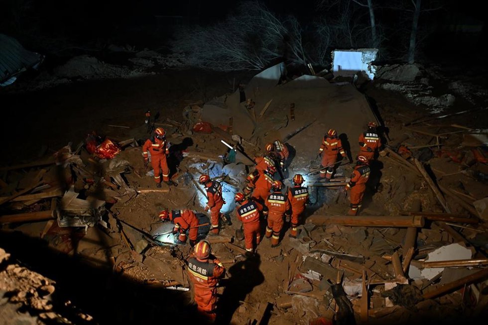 Equipos de rescate tras el terremoto en China