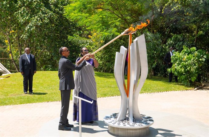 Archivo - El presidente de Ruanda, Paul Kagame, y la primera dama, Jeannette Kagame, encienden una llama conmemorativa en el Memorial del Genocidio de Kigali, el lugar de descanso final de más de 250.000 víctimas del genocidio de 1994 contra los tutsis,