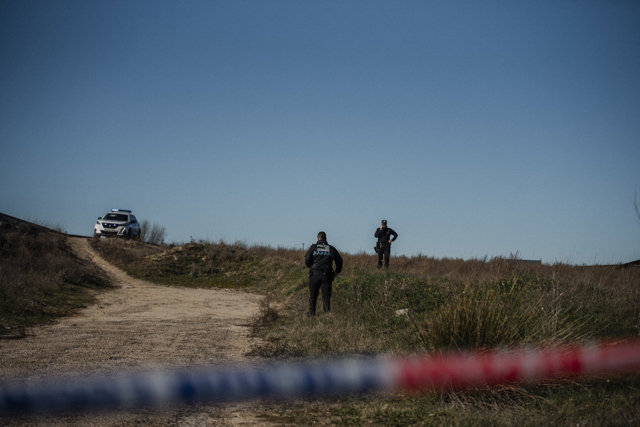 Dos policías en el lugar donde han encontrado a dos personas fallecidas en el interior de un vehículo, a 20 de diciembre de 2023, Casarrubios del Monte, Toledo, Castilla-La Mancha (España). 